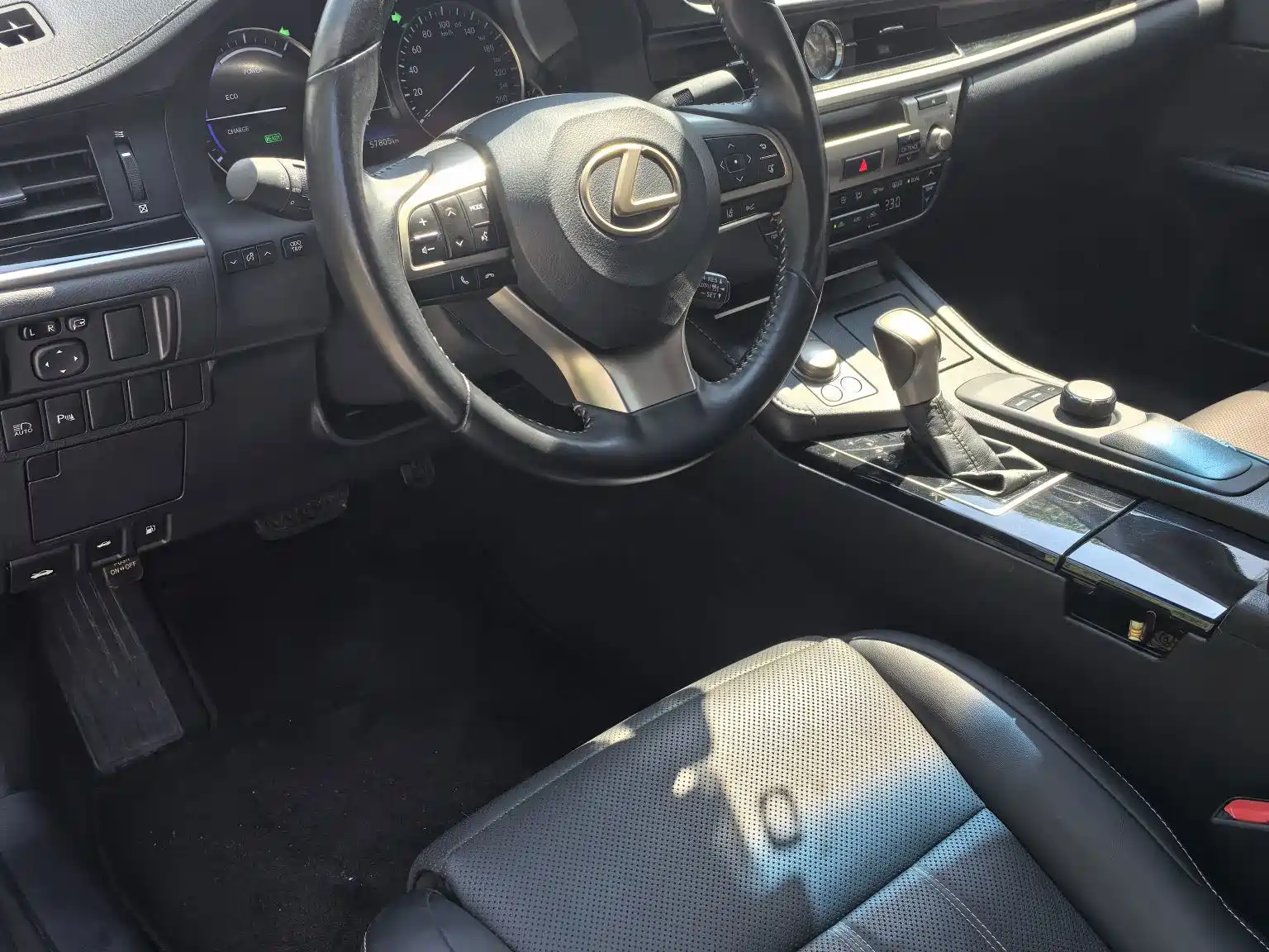 Photo 11 - Lexus ES