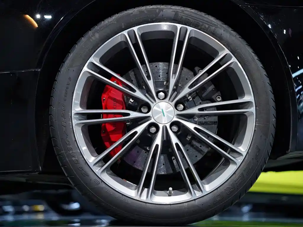 Фото 4 - Aston Martin DB9
