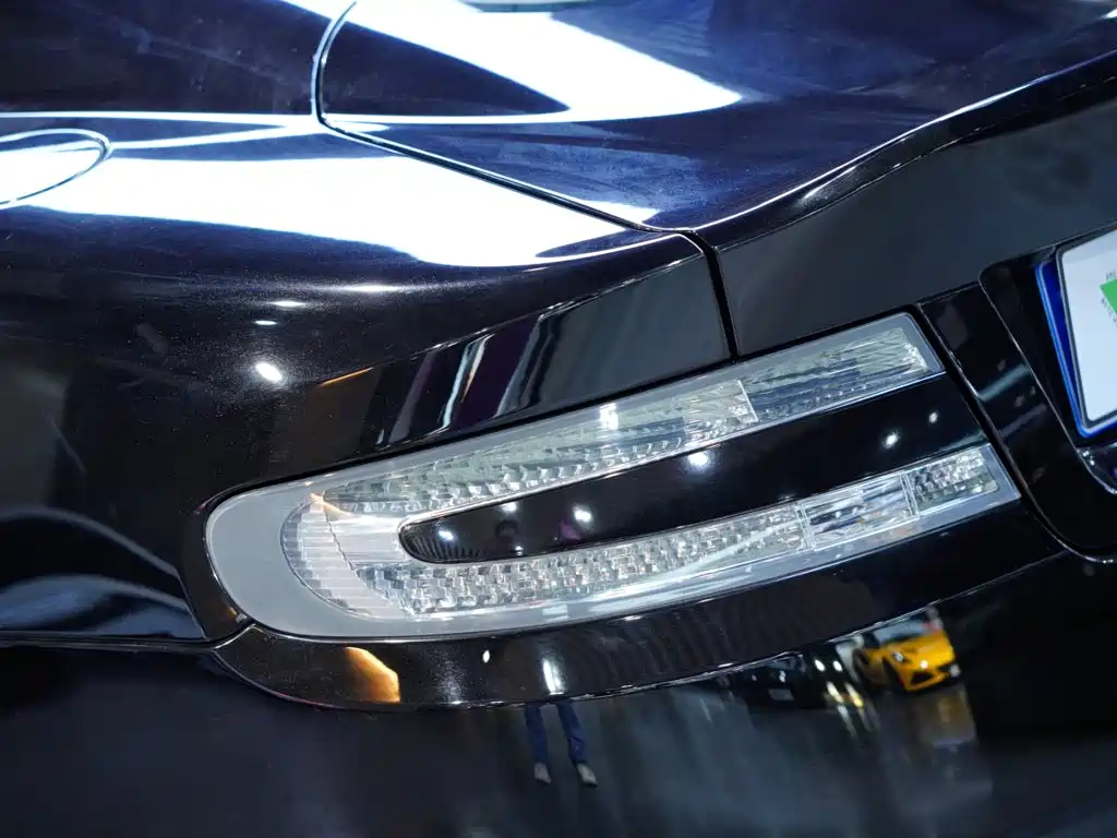 Фото 8 - Aston Martin DB9