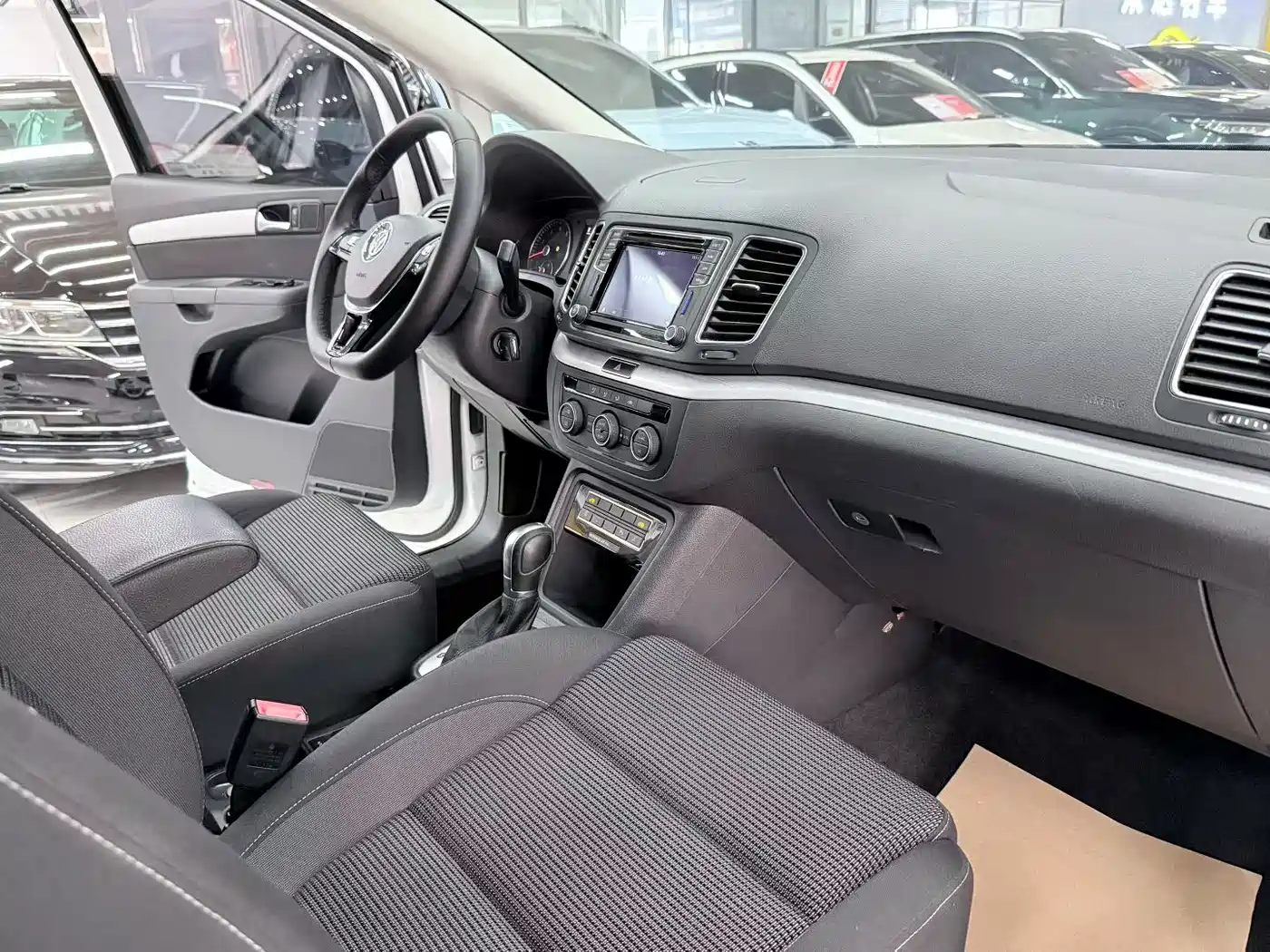 Volkswagen Sharan 2018 380TSI Premium 7-Seater фото 6