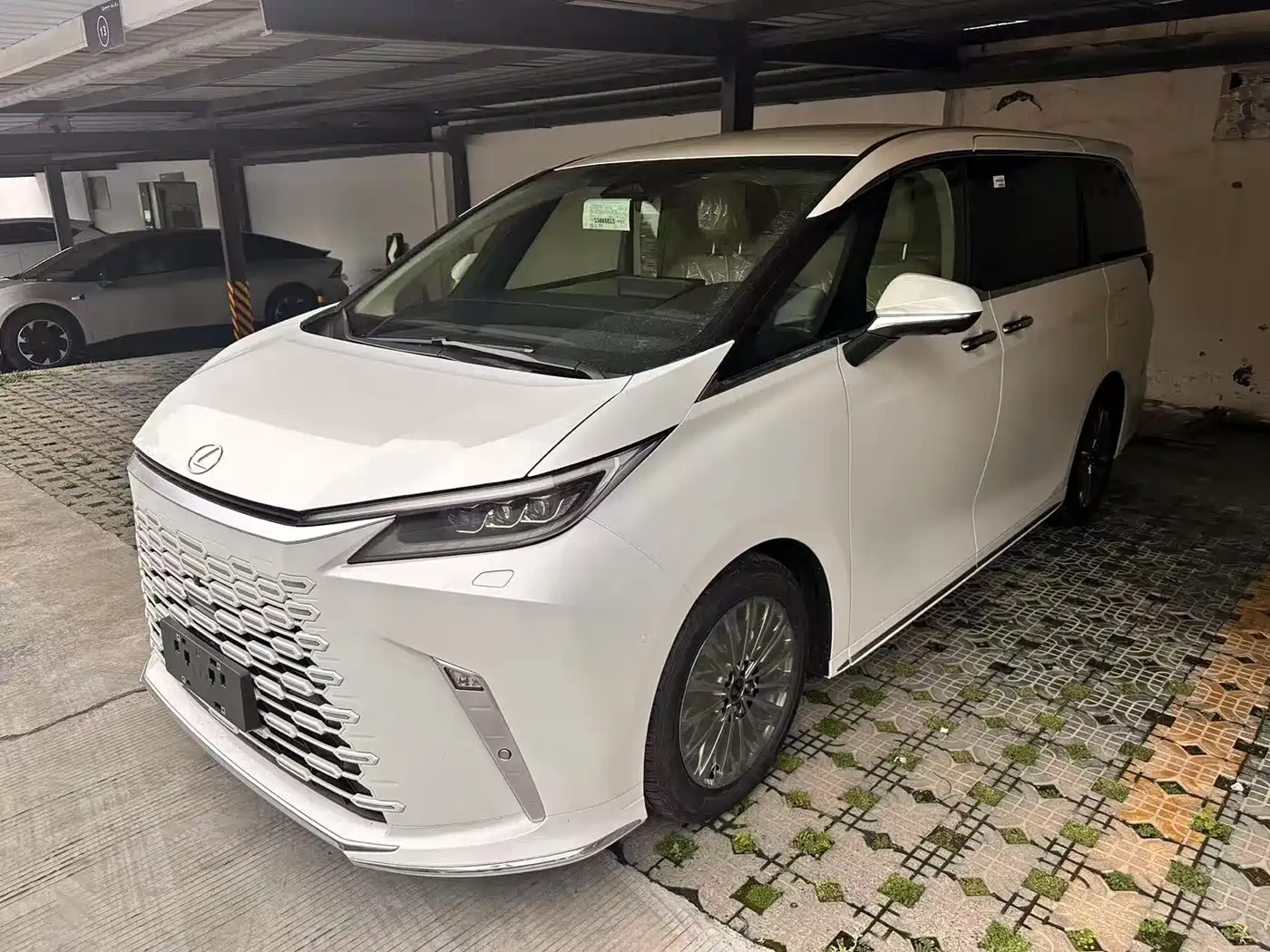 Lexus LM 2025 Model 500h Four-Seater Imperial Edition фото 8