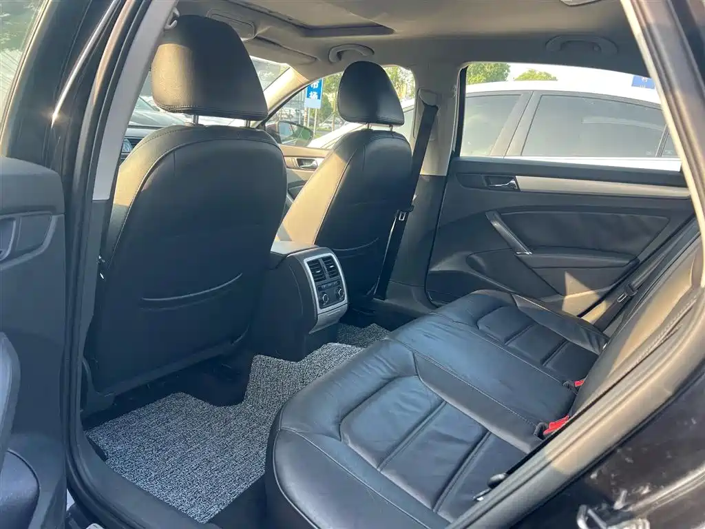 Volkswagen Passat 2014 1.8TSI DSG Luxury Navigation Edition фото 8