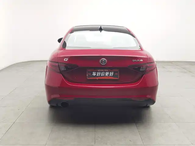 Alfa Romeo Giulia 2017 2.0T 200HP Luxury Edition — фото 4