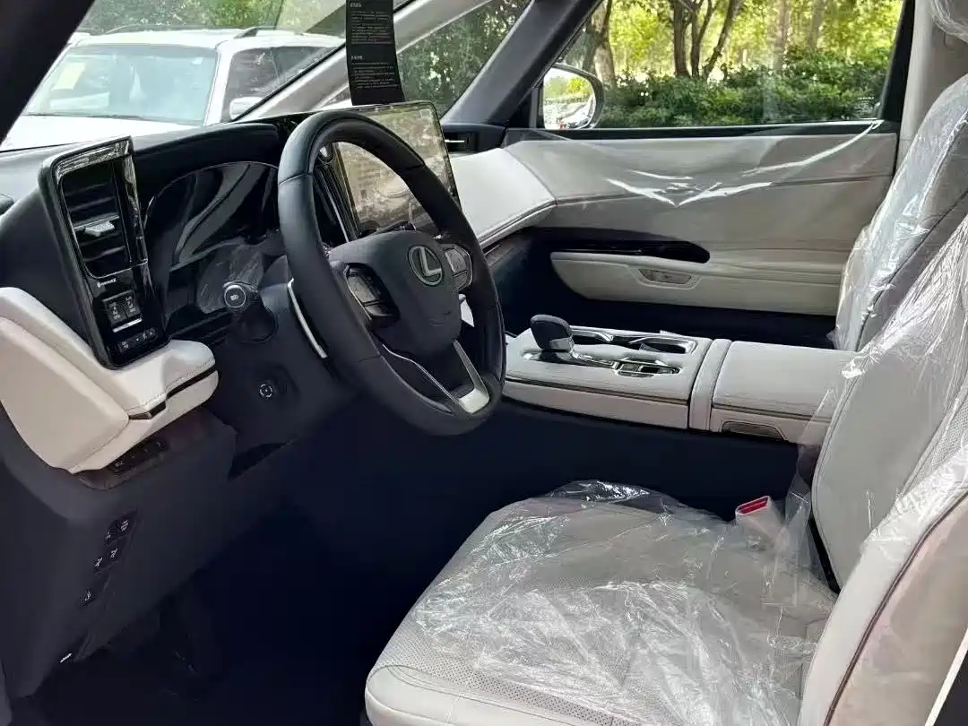 Lexus LM 2025 Model 500h Six-Seater Prestige Edition фото 9