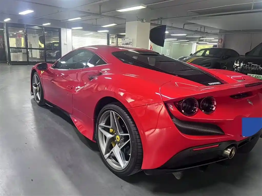 FERRARI F8