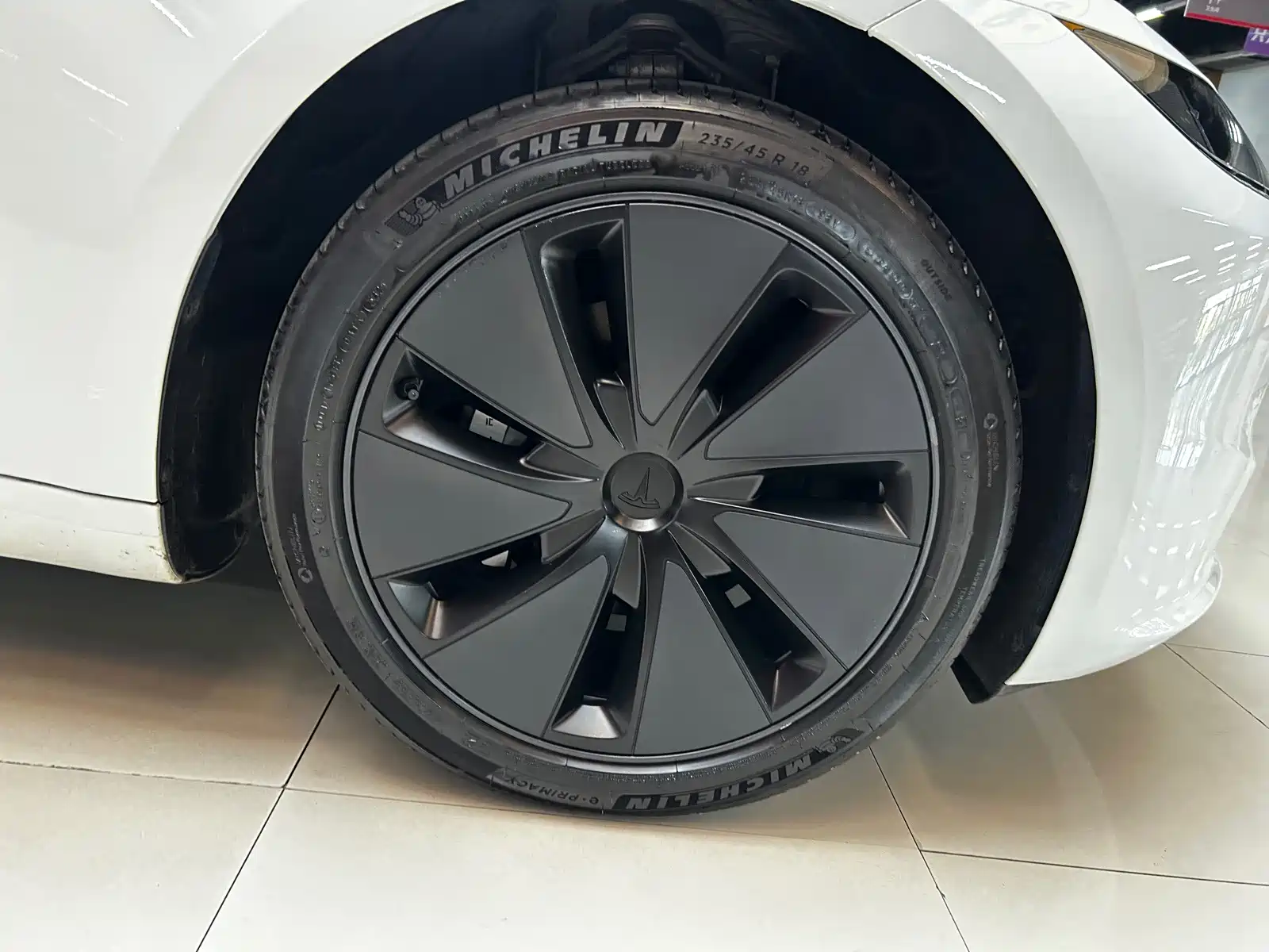 Фото 9 - Tesla Model 3