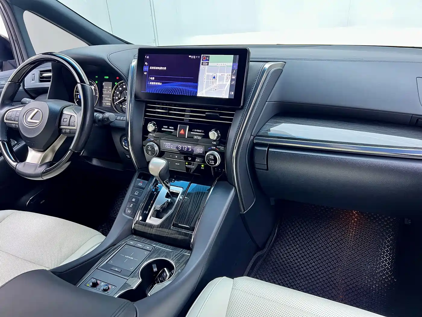 Фото 35 - Lexus LM
