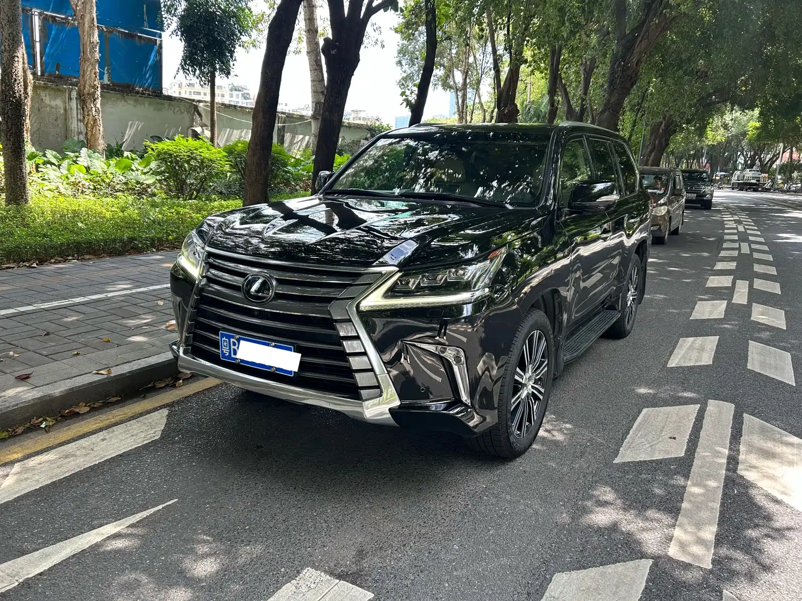 Фото 1 - Lexus LX