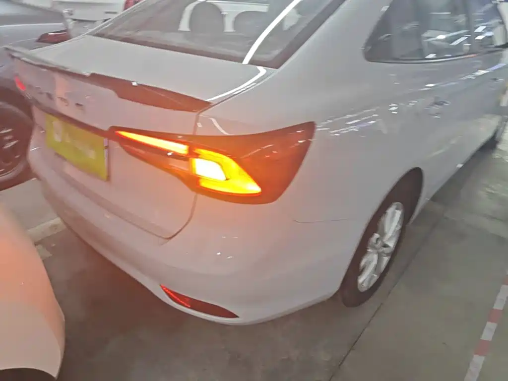 Фото 8 - Roewe i5