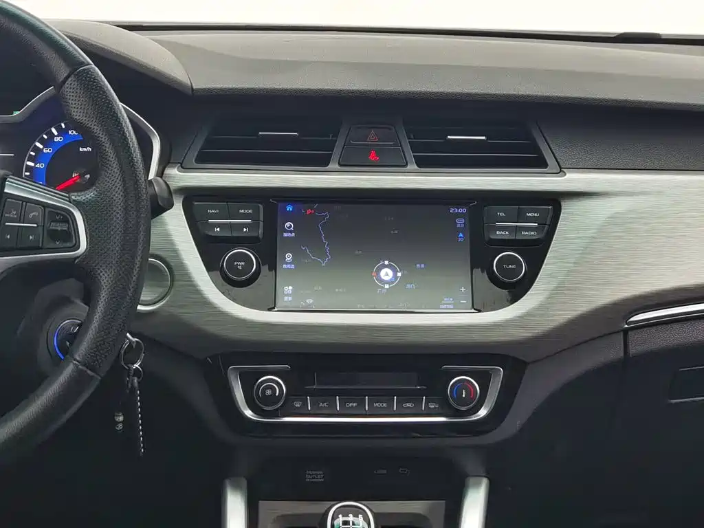 Фото 12 - Geely Vision X3
