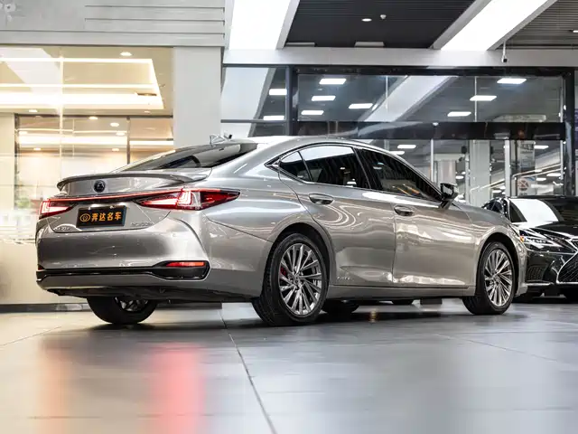 Lexus ES 2021 300h Luxury Edition — фото 3