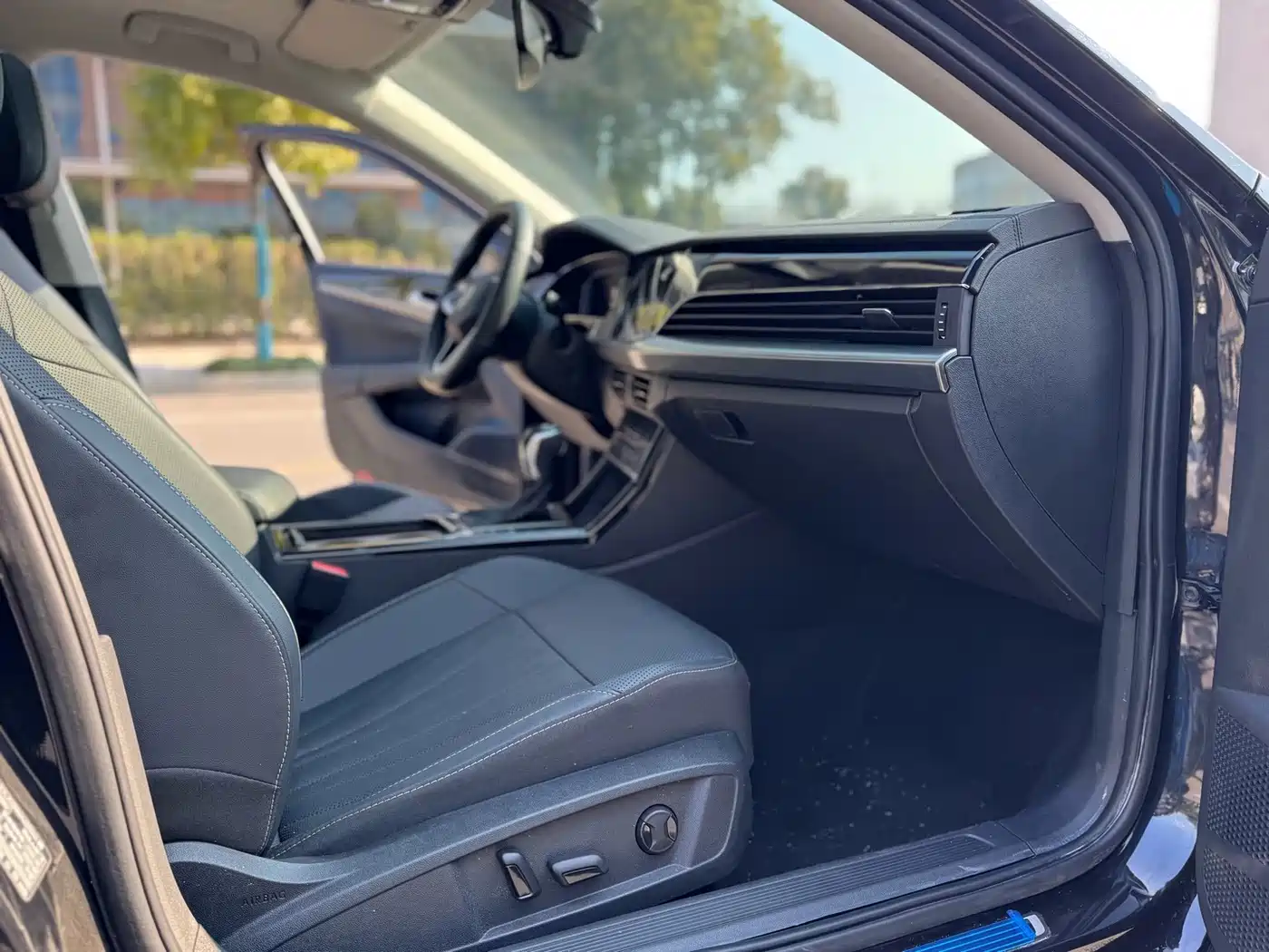 Volkswagen Passat 2025 Outstanding 380TSI Starlight Dragon Soaring Edition фото 12