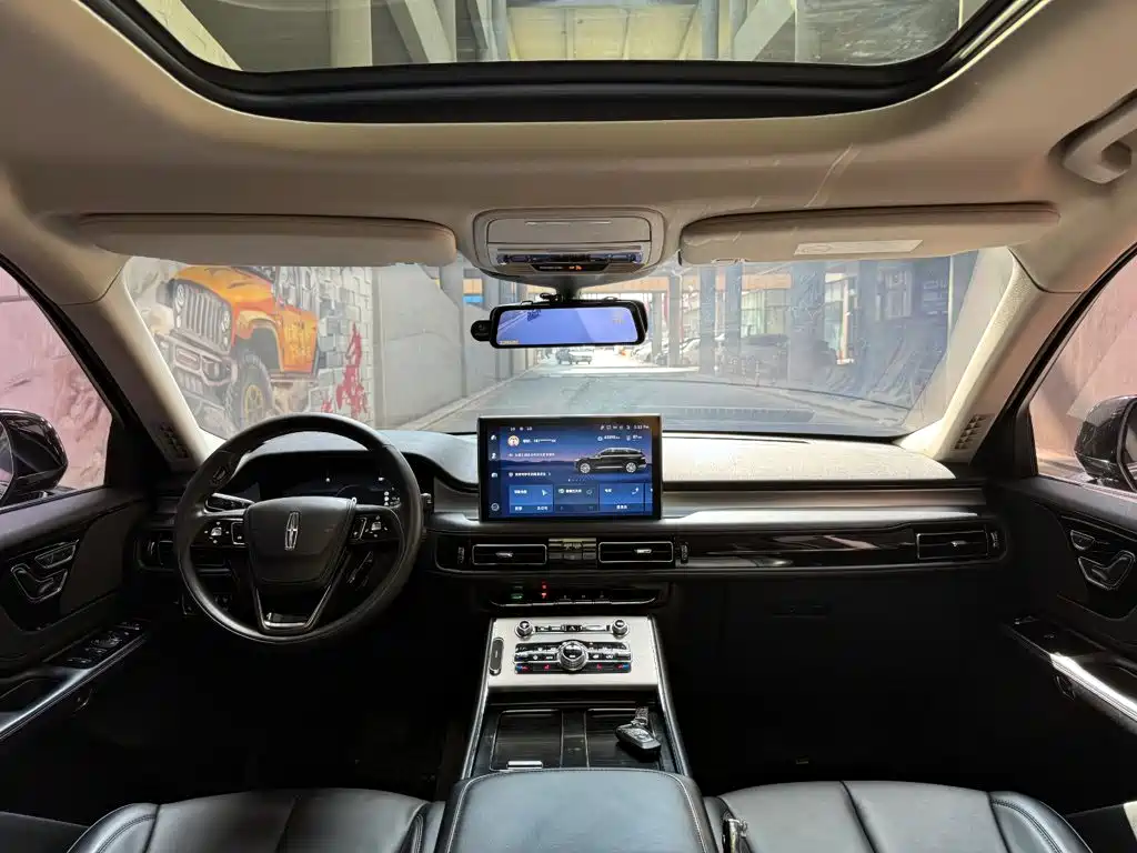 Photo 11 - Lincoln Aviator