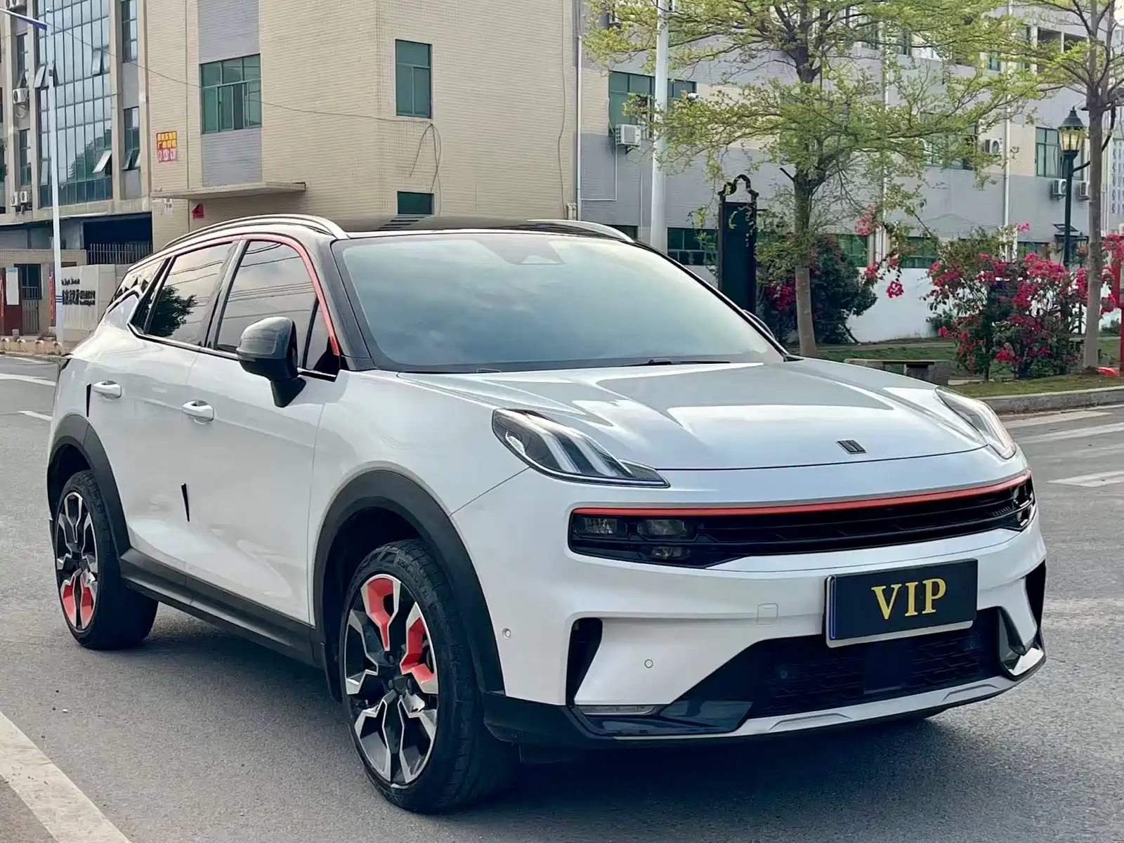 Фото 3 - Lynk & Co 06