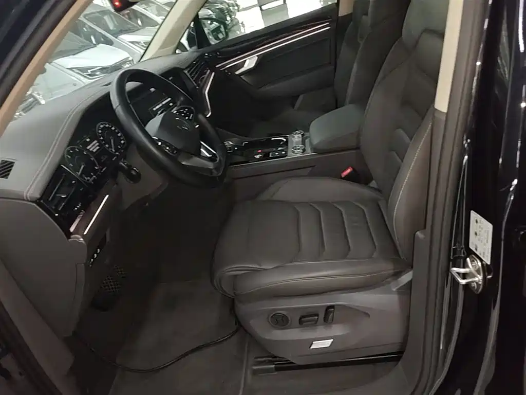 VOLKSWAGEN TOUAREG