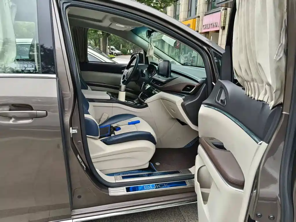 Фото 12 - Buick GL8