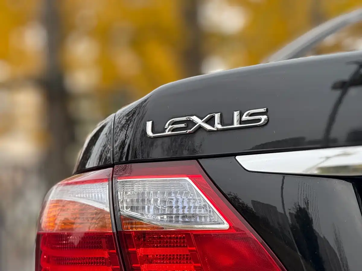 Lexus LS 2010 600hL фото 35