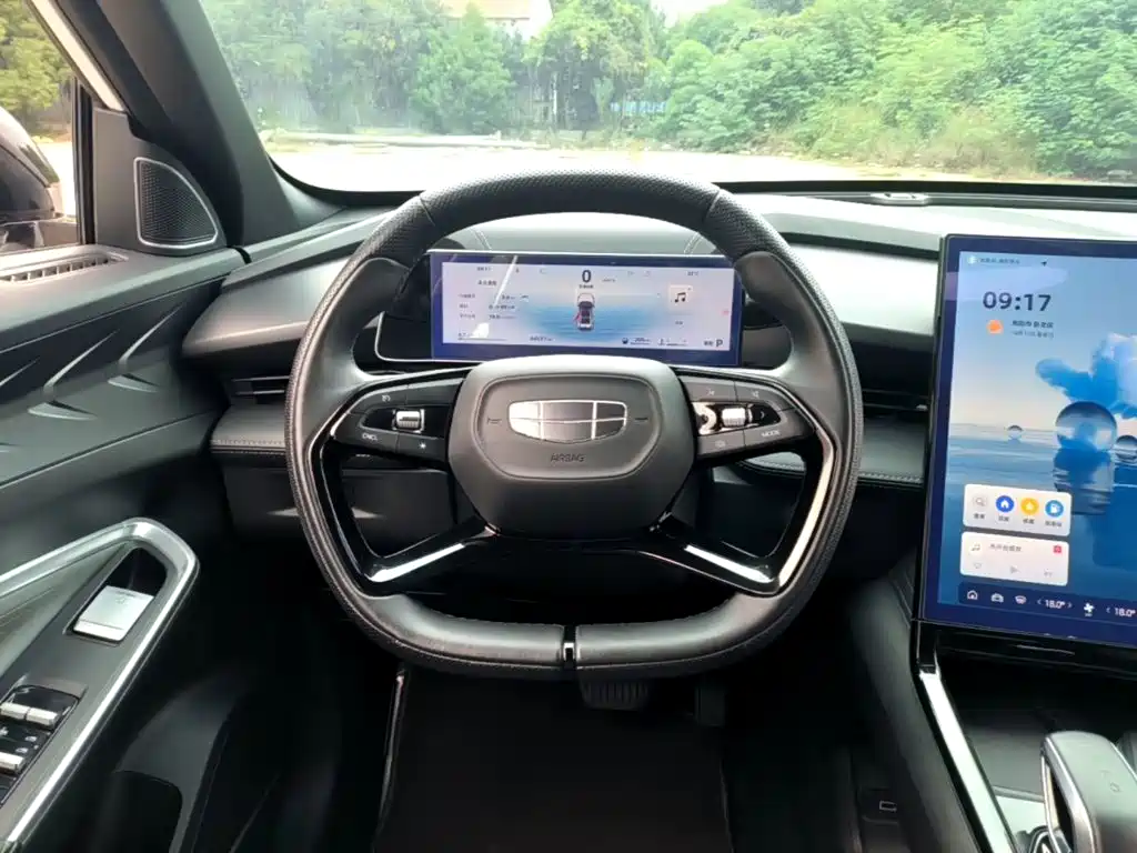 Photo 11 - Geely Atlas