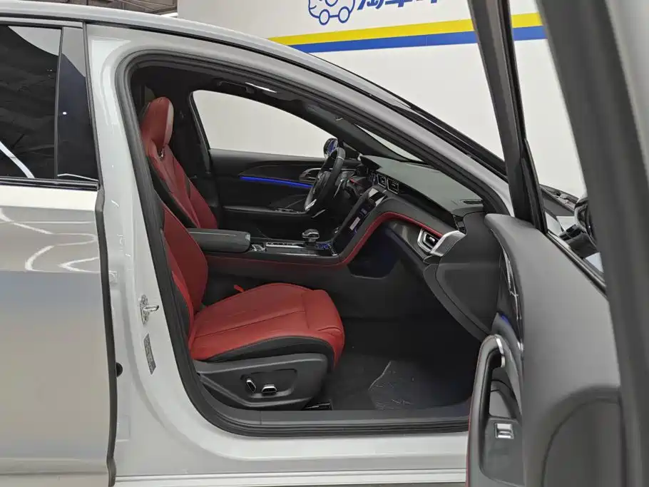 Фото 8 - Hongqi H6