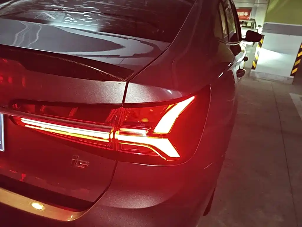 Фото 8 - Roewe i5