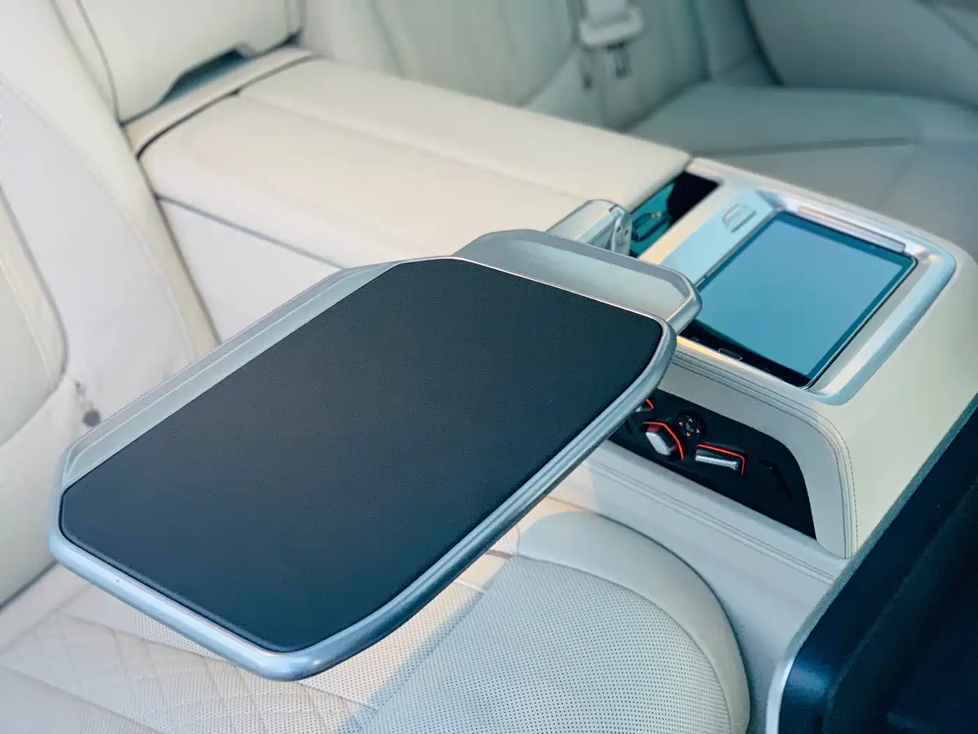 BMW 7 Series 2016 750Li xDrive 4-Seater фото 9