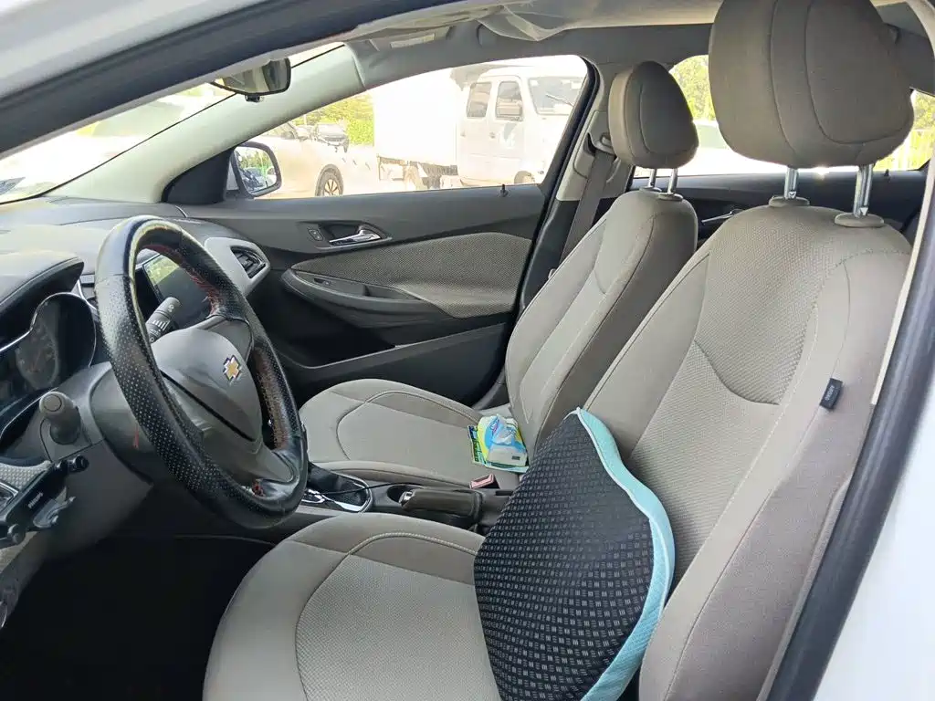 Photo 16 - Chevrolet Cruze