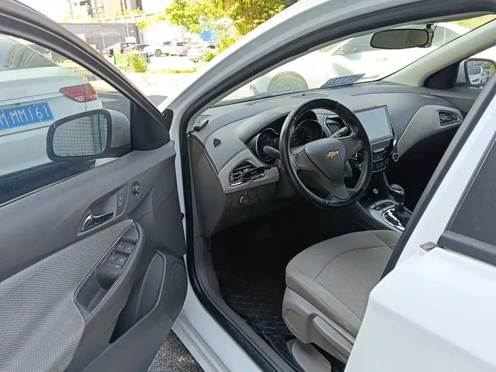 Photo 17 - Chevrolet Cruze