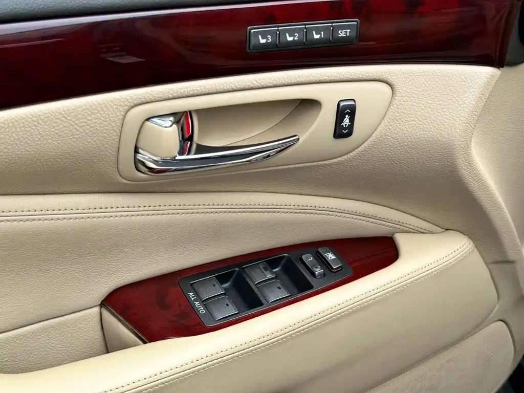 Фото 16 - Lexus LS