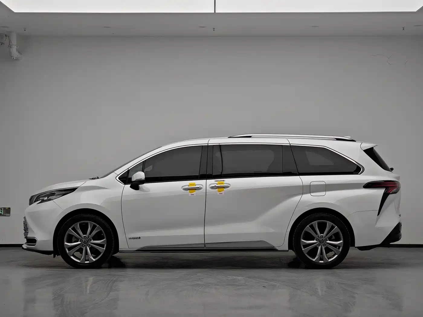 Toyota Sienna 2021 2.5L Hybrid Platinum Edition фото 9
