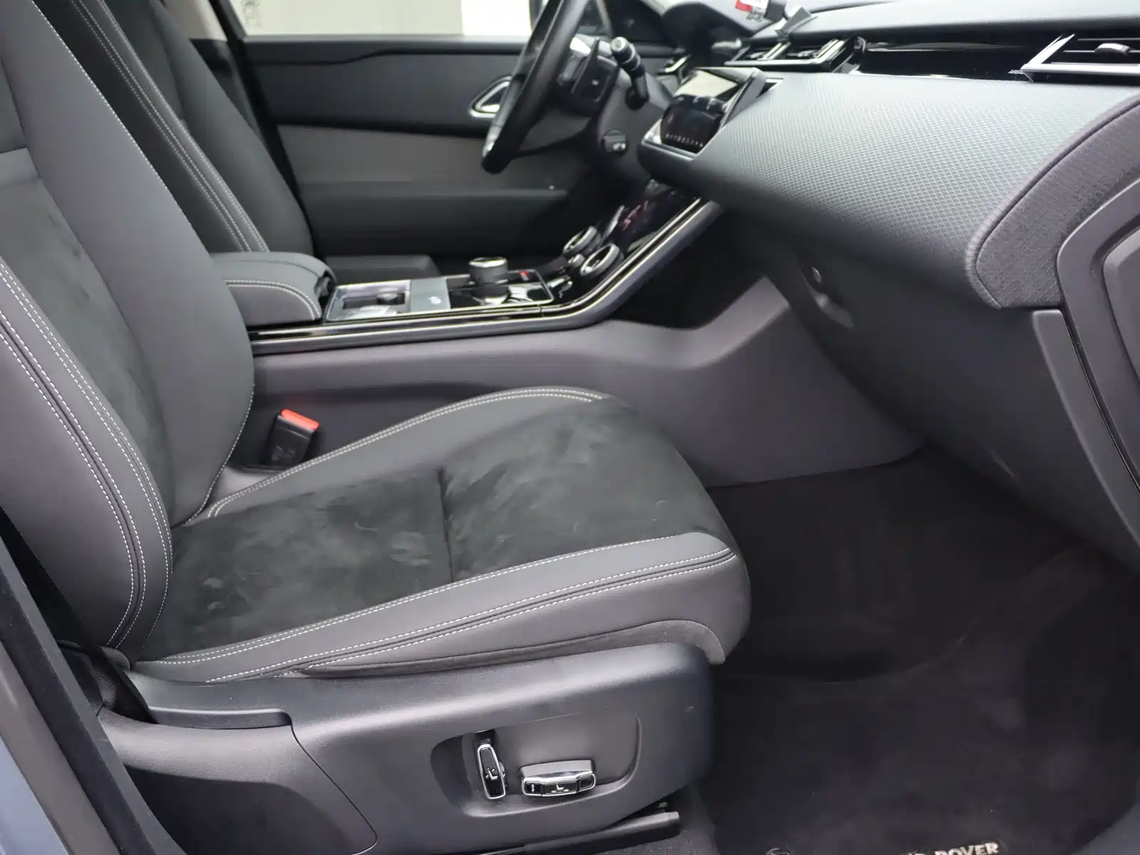 Фото 8 - Land Rover Range Rover Velar