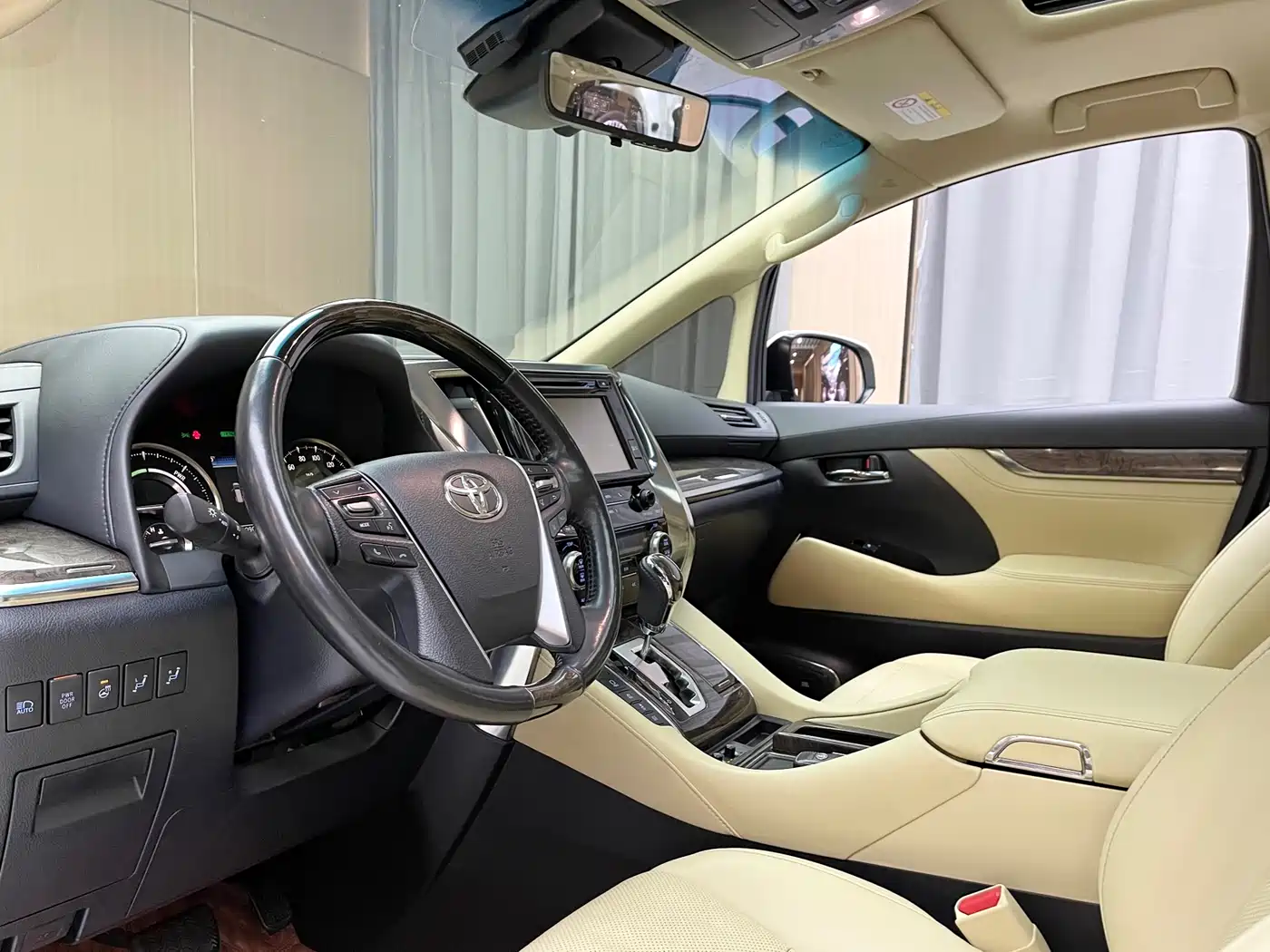 Toyota Vellfire 2019 Hybrid 2.5L HV Premium Edition фото 4
