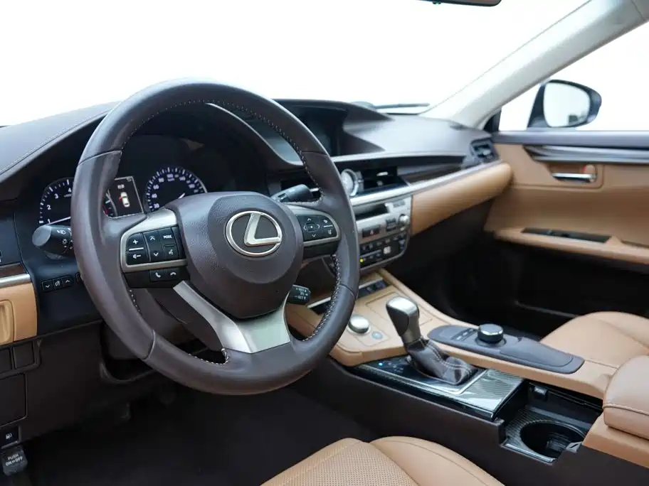 Фото 8 - Lexus ES