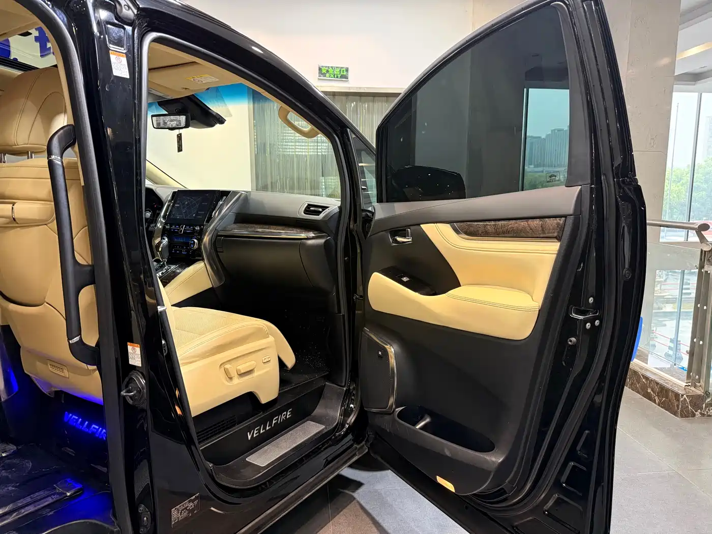 Toyota Vellfire 2020 Twin Engine 2.5L HV Premium Edition фото 14