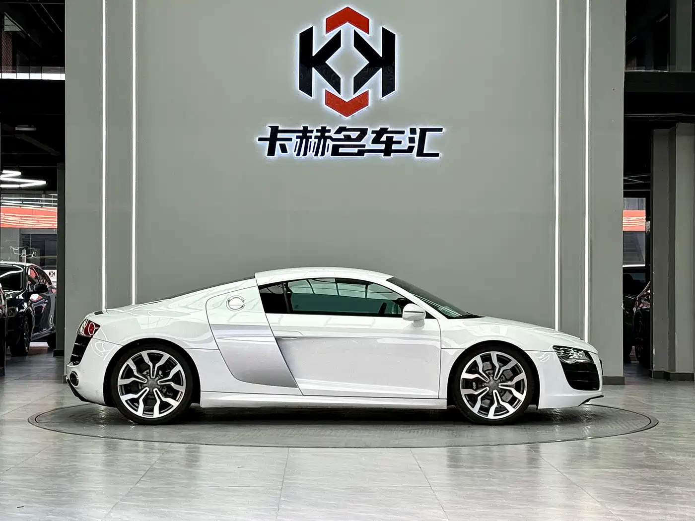 Audi R8 2010 5.2 FSI quattro фото 8