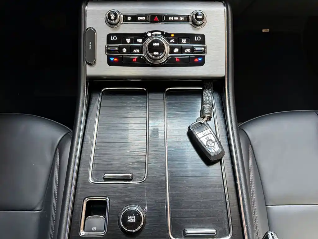Photo 15 - Lincoln Aviator