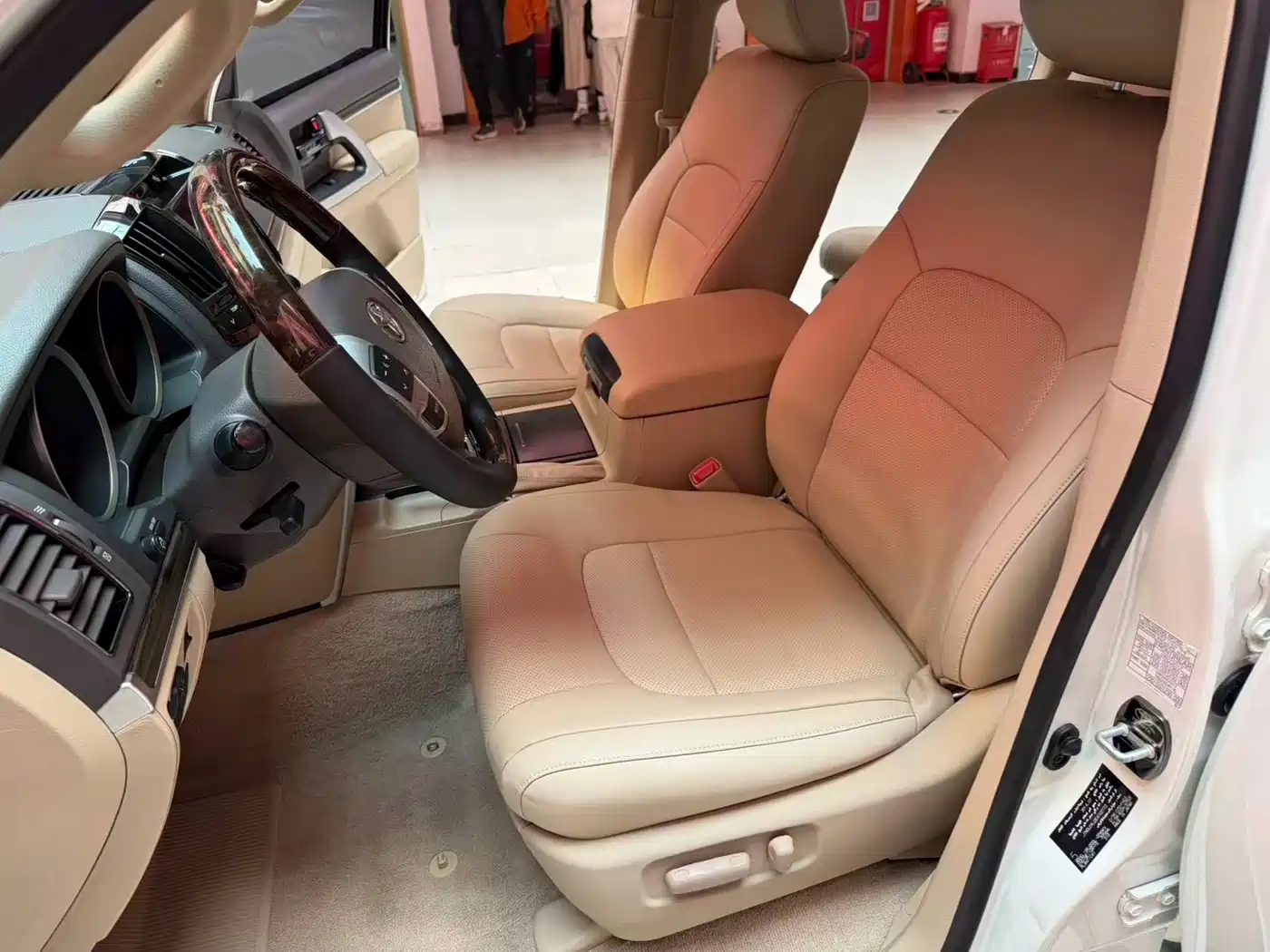 Toyota Land Cruiser (Import) 2015 4.0L V6 Middle East Low Configuration Edition фото 16