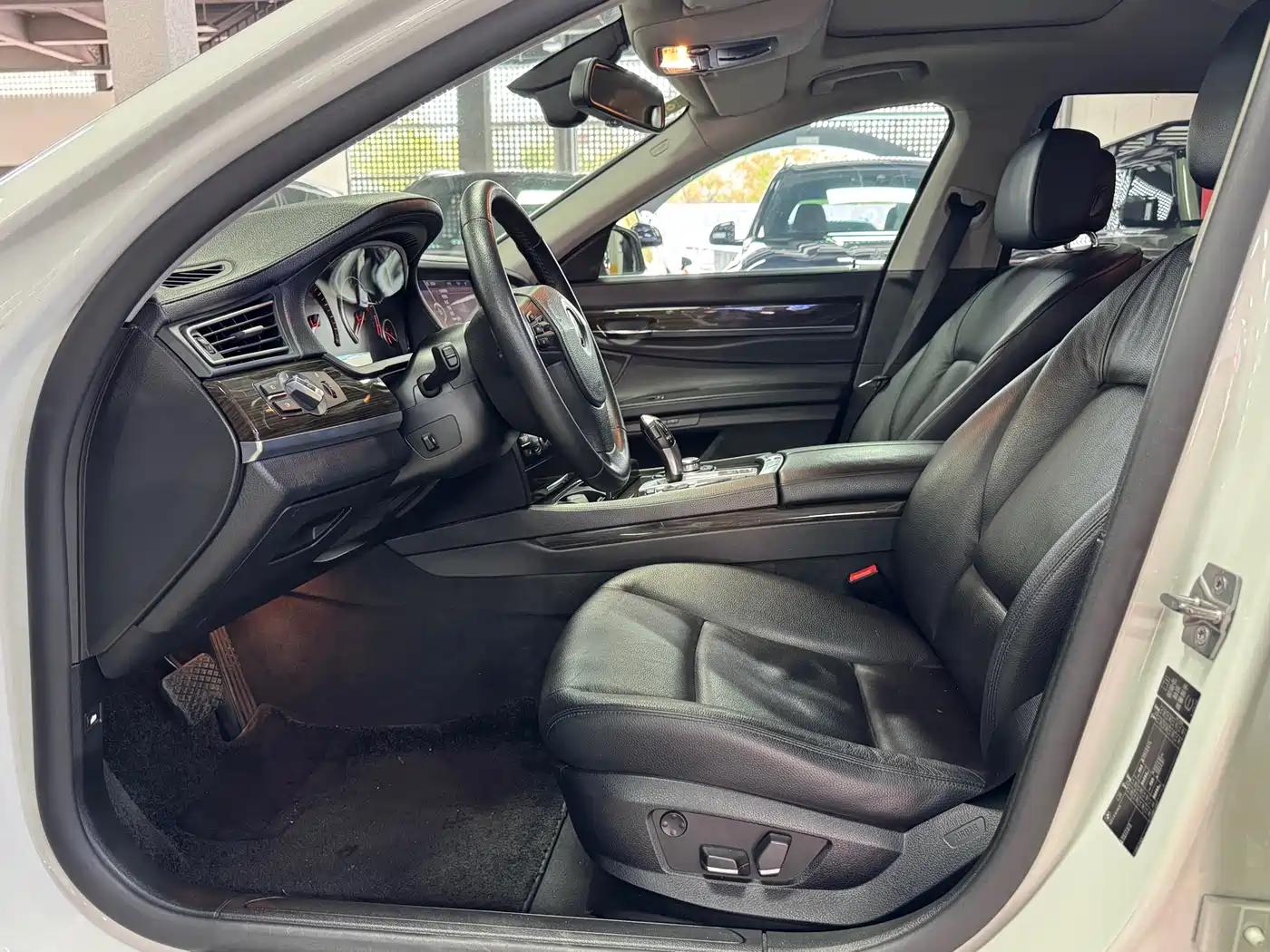 BMW 7 Series 2009 Model 740Li Leading Edition фото 5