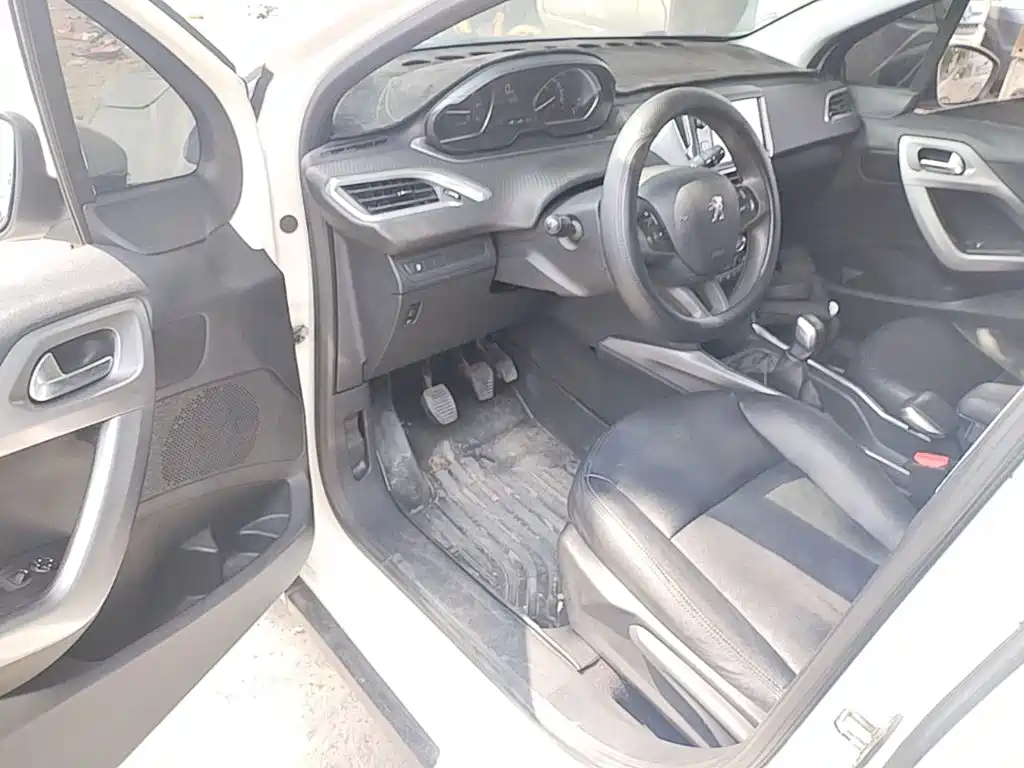 Photo 16 - Peugeot 2008