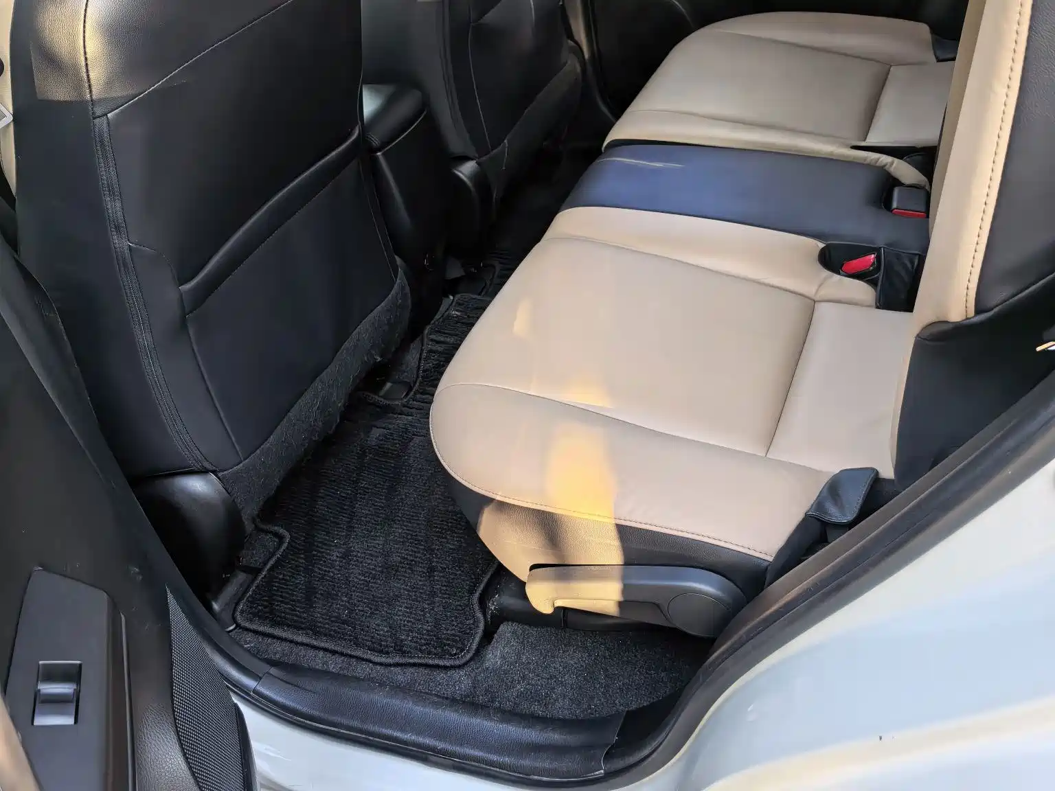 Photo 5 - Toyota RAV4
