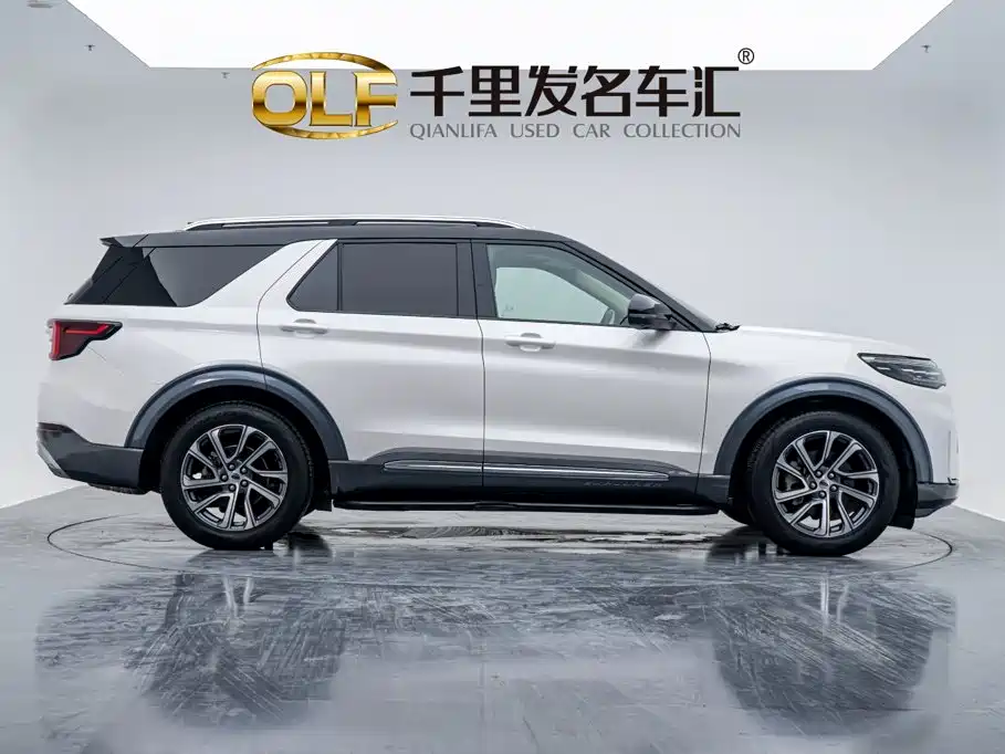 Photo 8 - Ford Explorer
