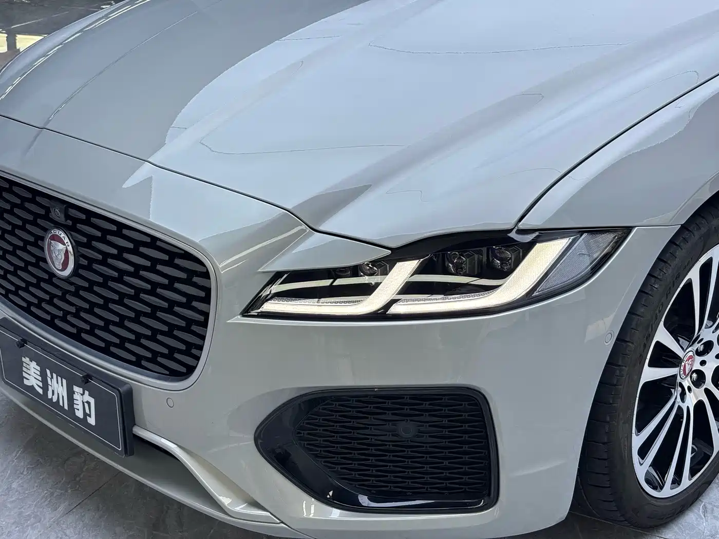 Jaguar XFL 2025 2025 2.0T P250 FWD Luxury Edition