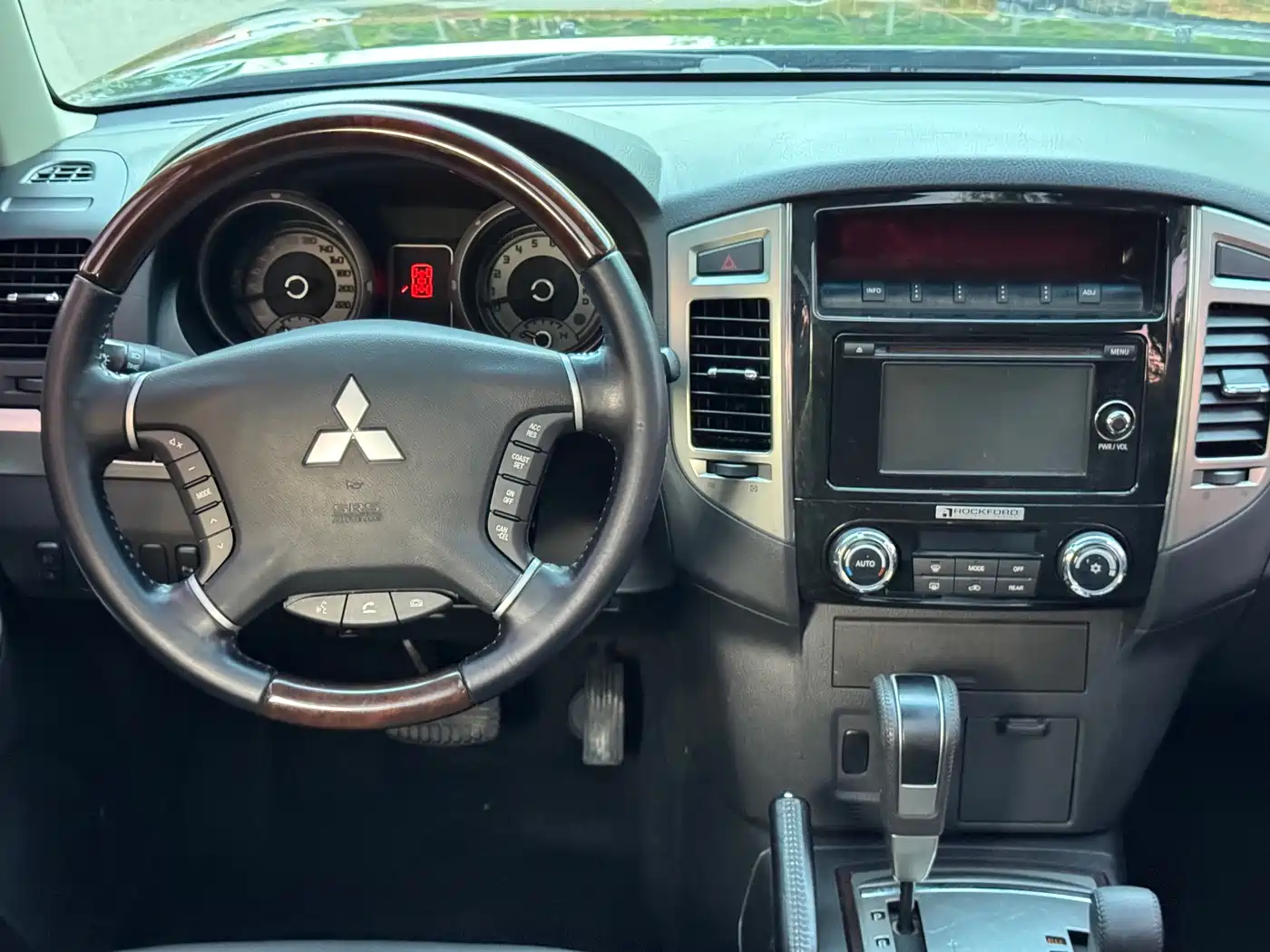 Mitsubishi Pajero (Import) 2018 3.0L Automatic Luxury Edition фото 8
