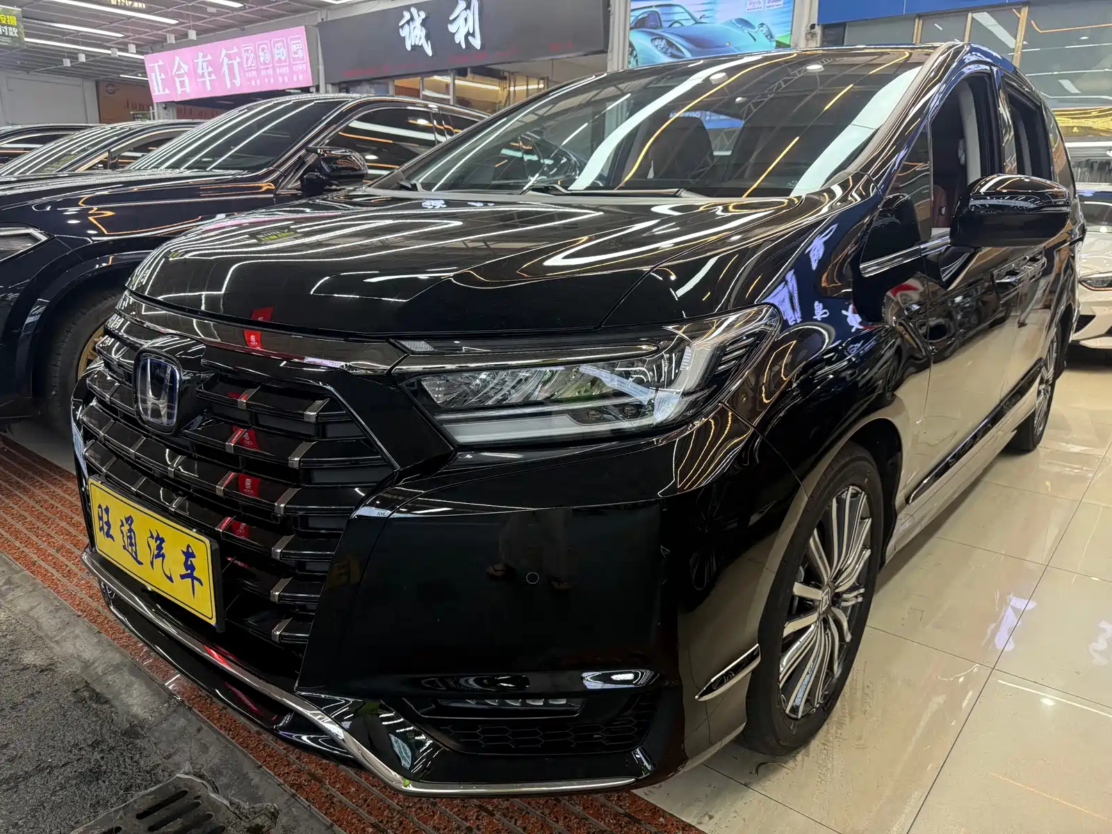Фото 1 - Honda Elysion