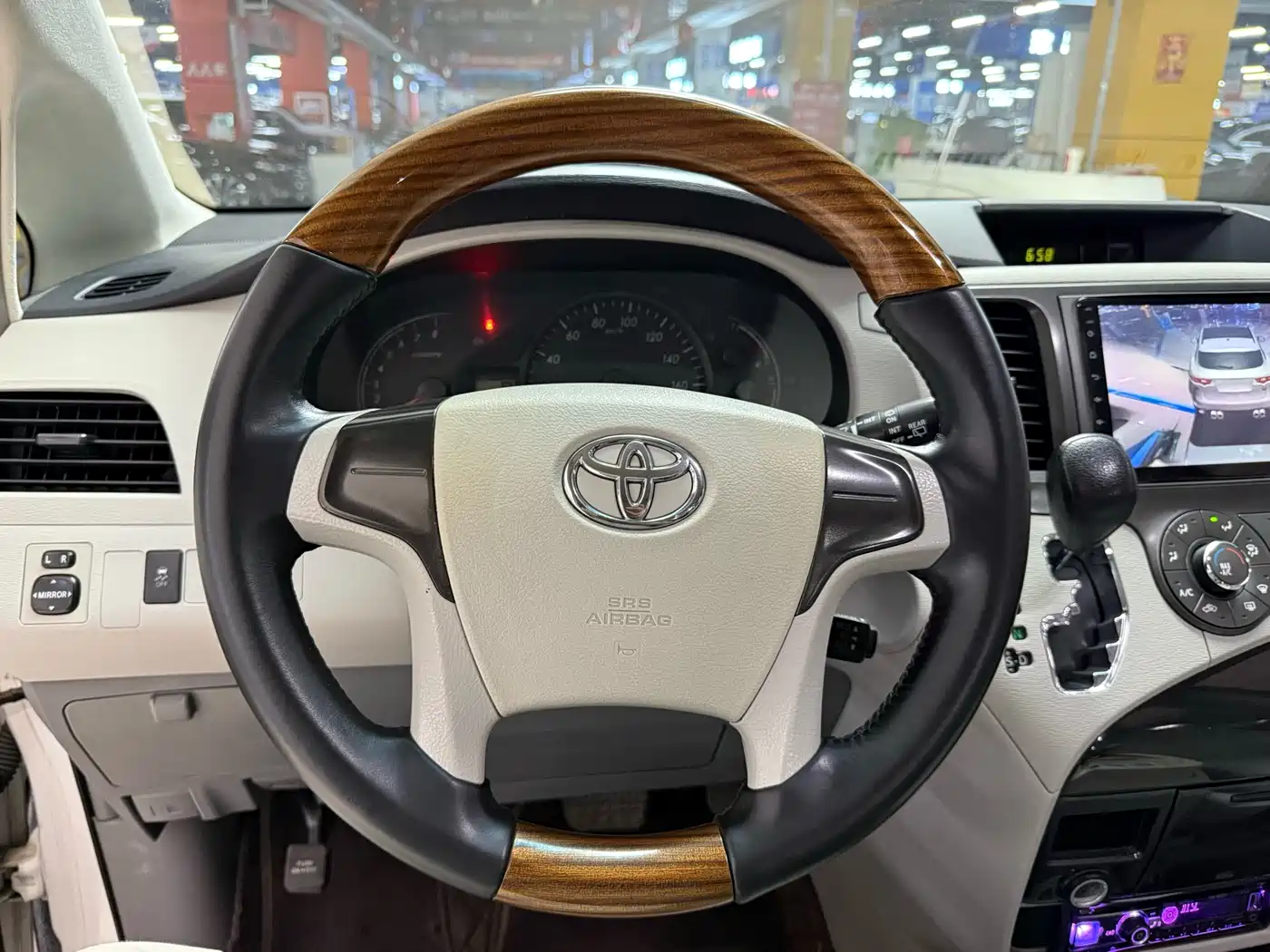 Toyota Sienna 2015 3.5L 2WD LE фото 7