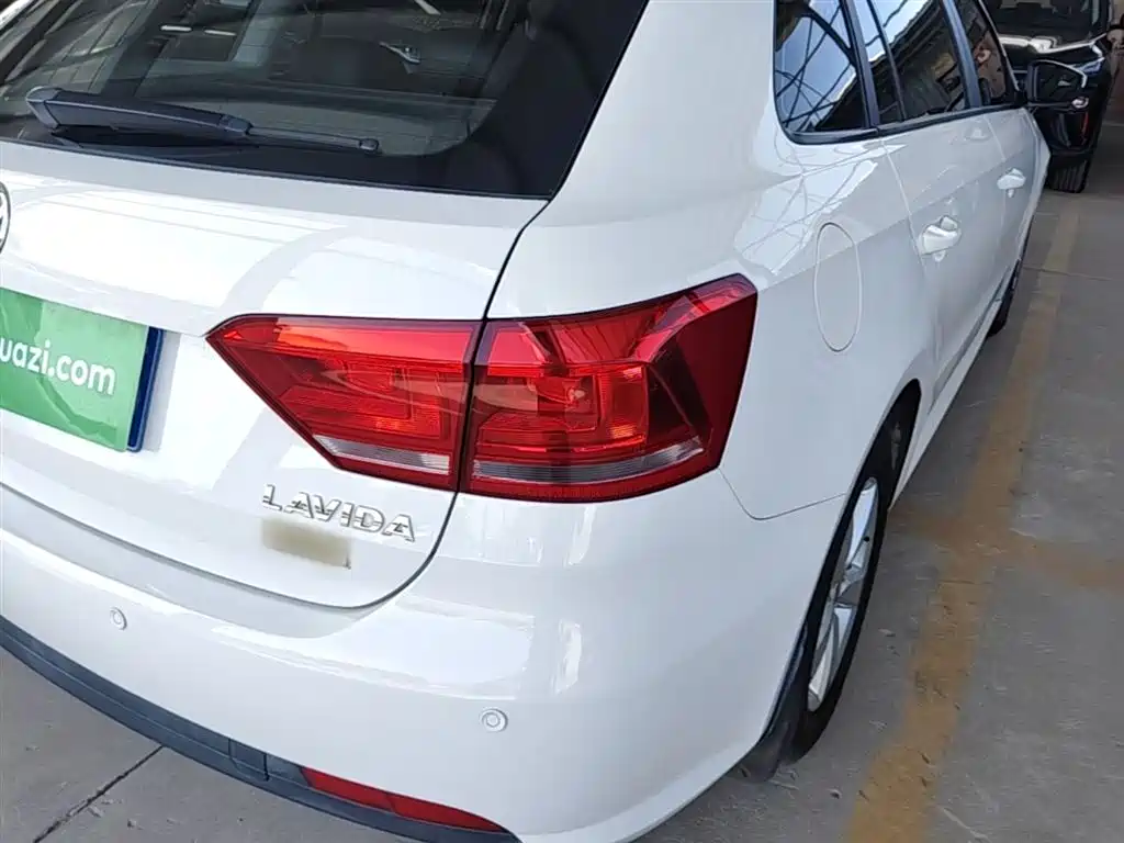 Volkswagen Lavida Tour 2013 1.6L Automatic Trend Style фото 8
