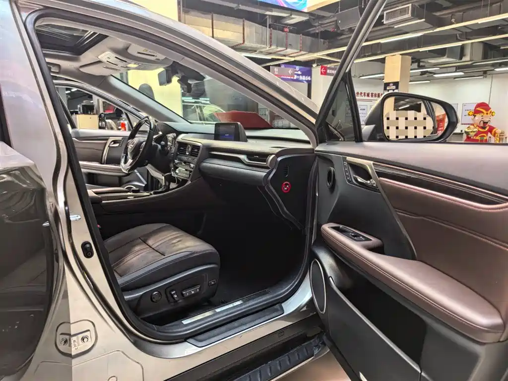 Фото 9 - Lexus RX