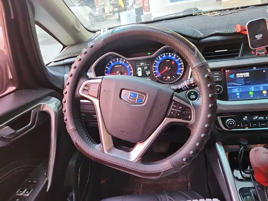 Фото 15 - Geely Vision X3