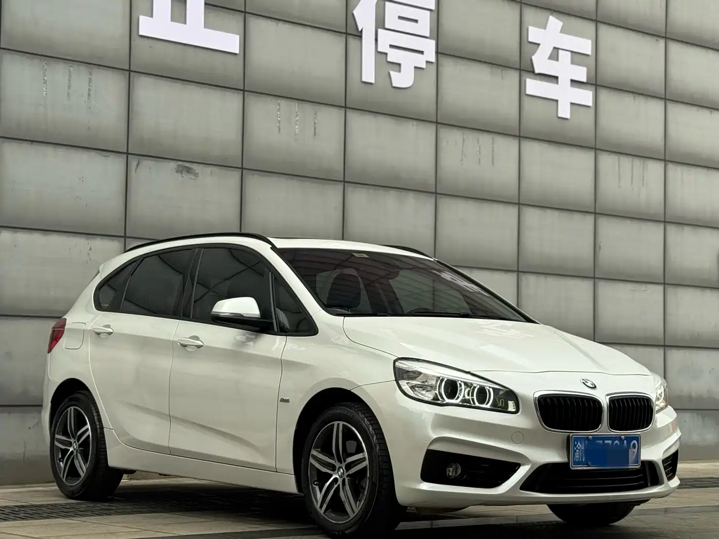 BMW 2 Series Touring 2016 218i Sport Design Package фото 3
