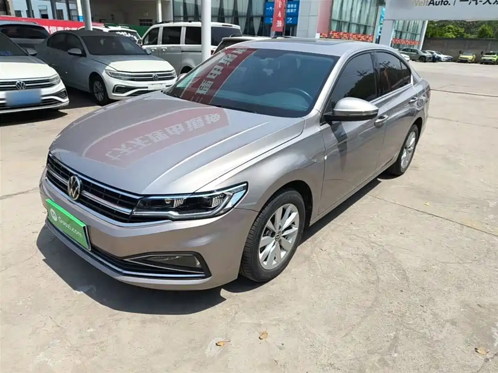 VOLKSWAGEN BORA