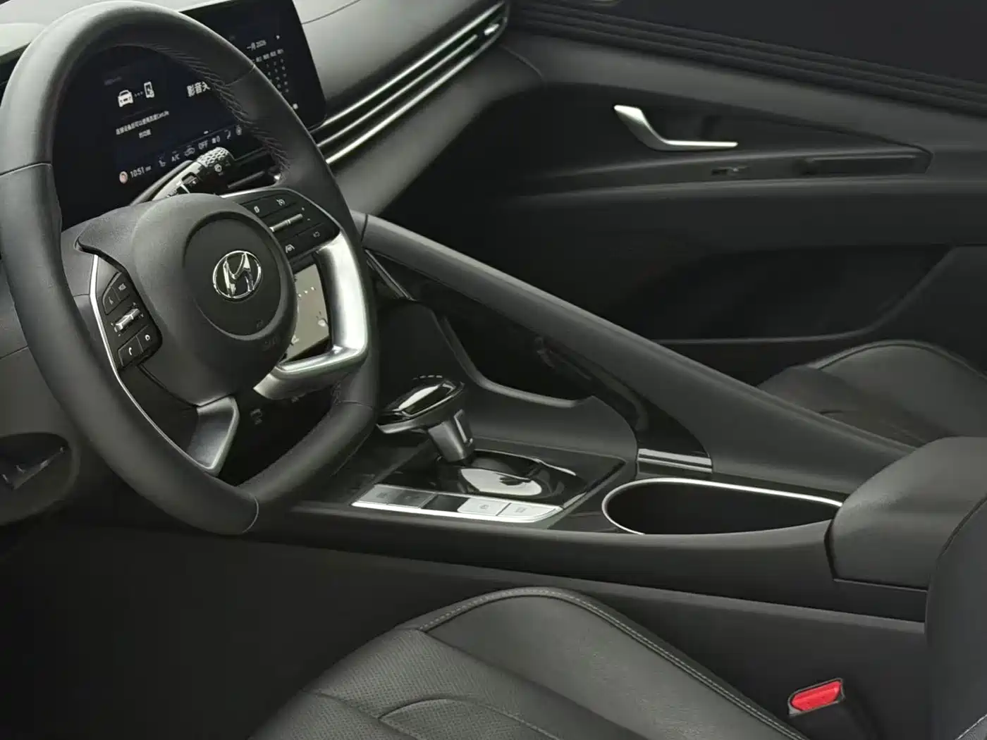 Hyundai Elantra 2022 1.5L CVT LUX Premium Edition фото 15